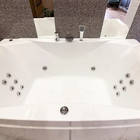 Leogrand Jacuzzi On Nalyvayka 14 *