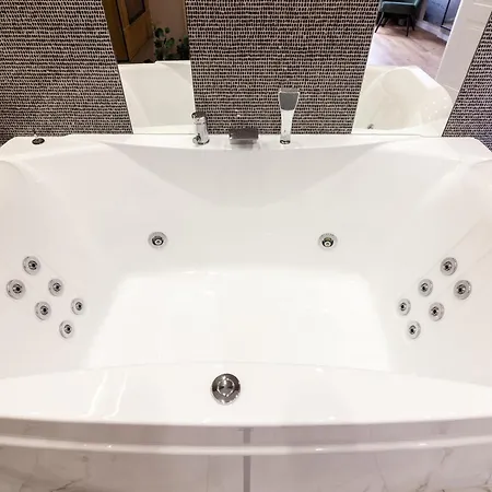 Leogrand Jacuzzi On Nalyvayka 14 *